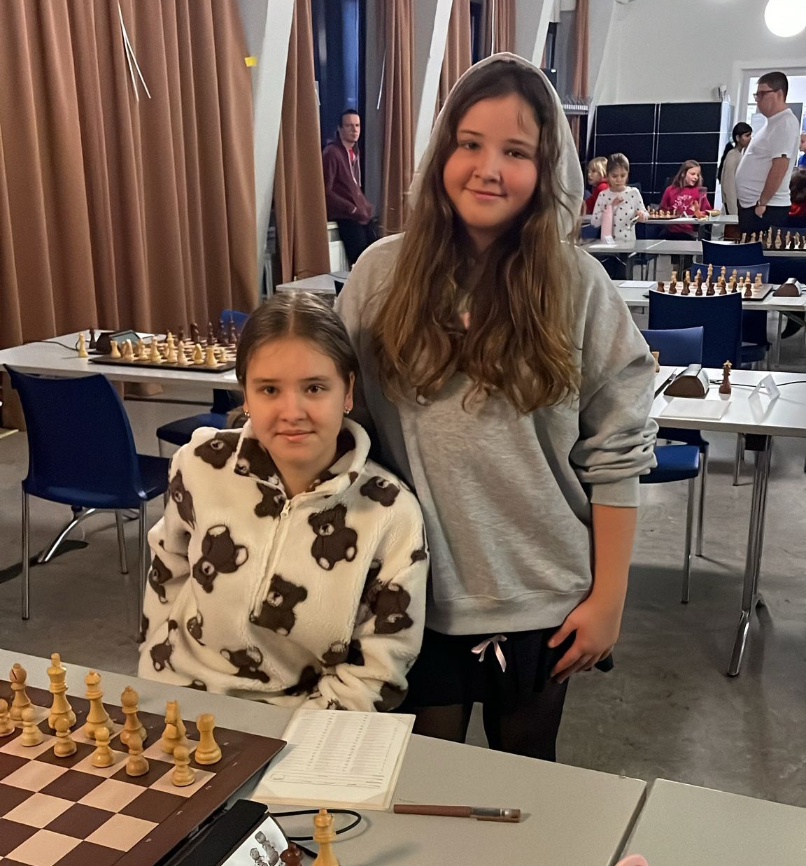 Mariia und Daria am Schachbrett